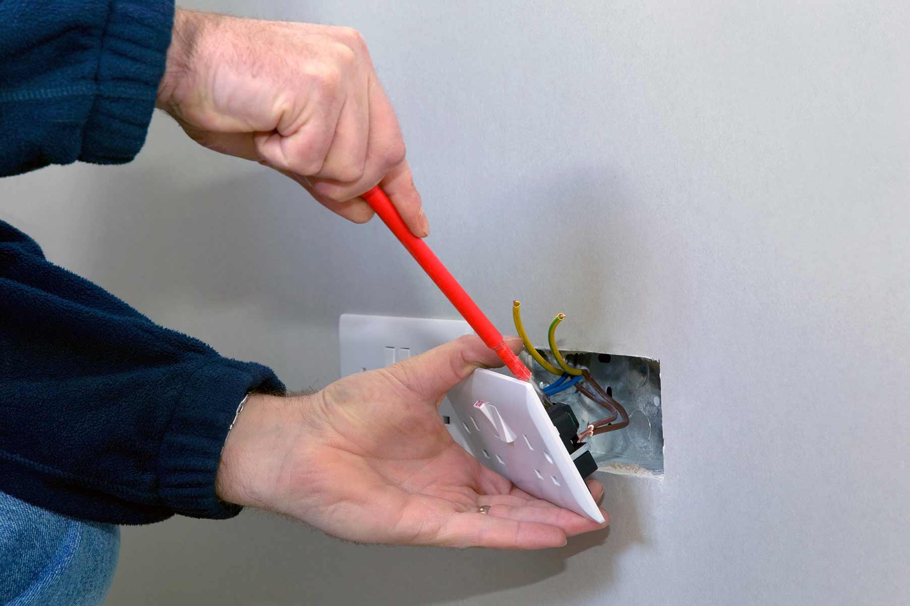 Our electricians can install plug sockets for domestic and commercial proeprties in Clapham Common and the local area. 